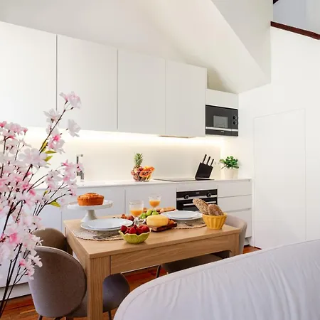 Hostwise - Bright Flat In Historic Foz House *
