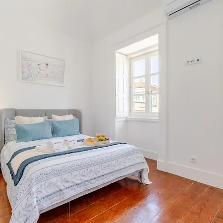 Hostwise - Bright Flat In Historic Foz House