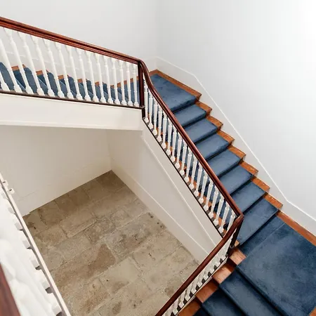 Hostwise - Bright Flat In Historic Foz House